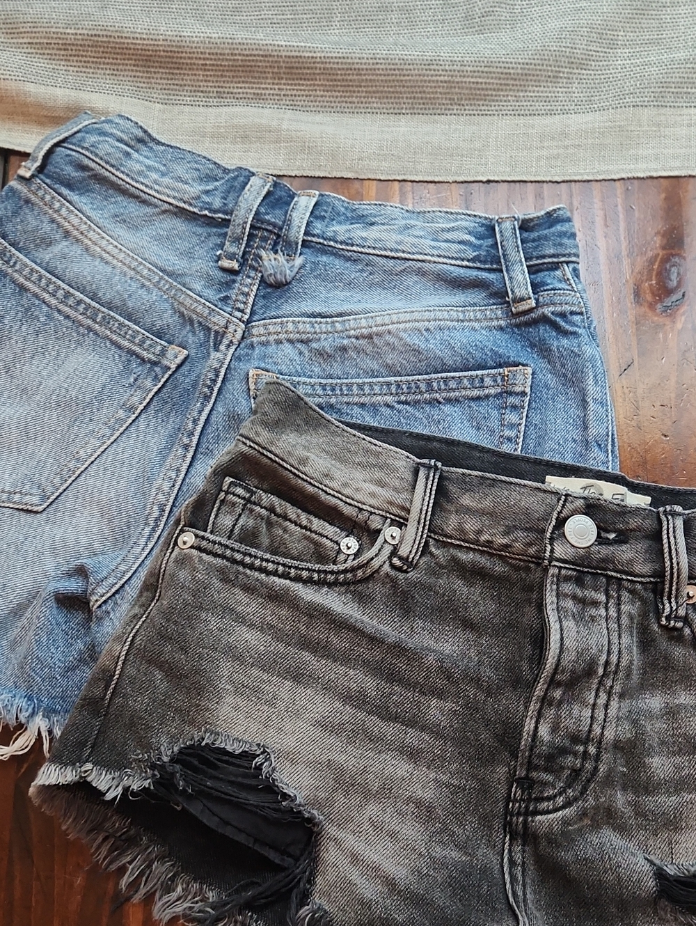 We THE Free BUNDLE Of 2 Denim Shorts Sz 24 - Picture 3 of 5